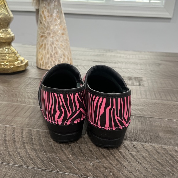 SANITA STRIPED PINK AND BLACK CANCER RIBBON NURSE SHOES CLOGS - Picture 5 of 8